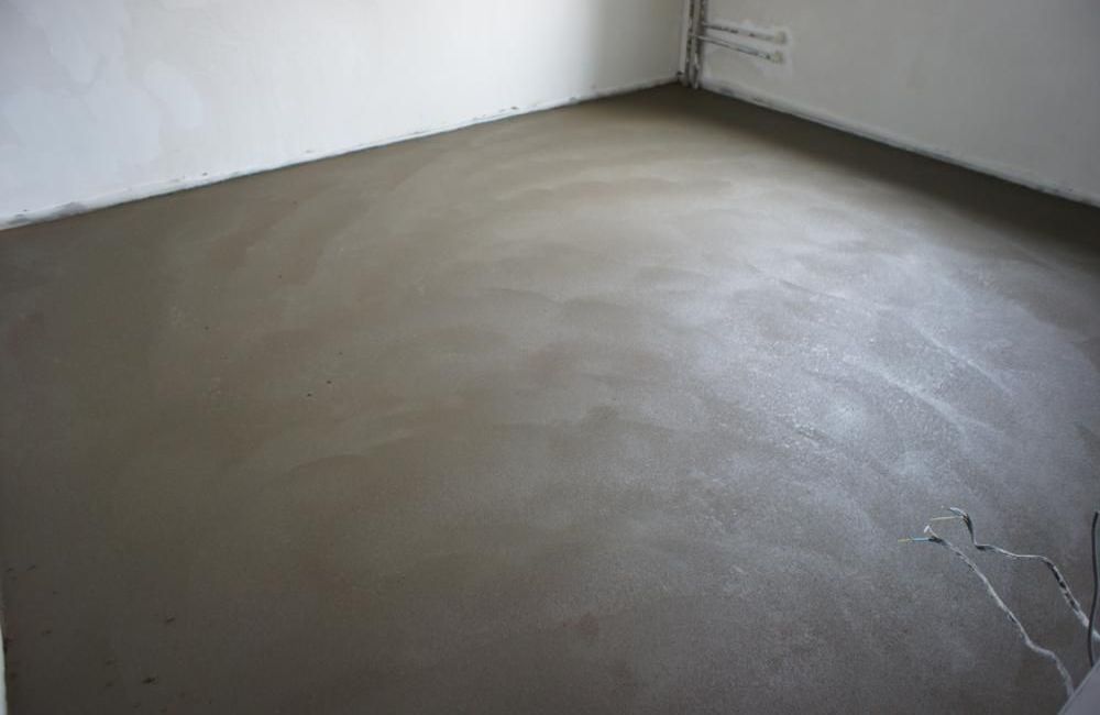 В чём технология полусухой стяжки пола полуручкой? Полусухая стяжка пола полуручкой — это современный и эффективный способ выравнивания оснований, который обеспечит прочность и долговечность ваших полов. Быстрая укладка и минимальное количество воды делают этот метод идеальным для ремонта и новых строений.